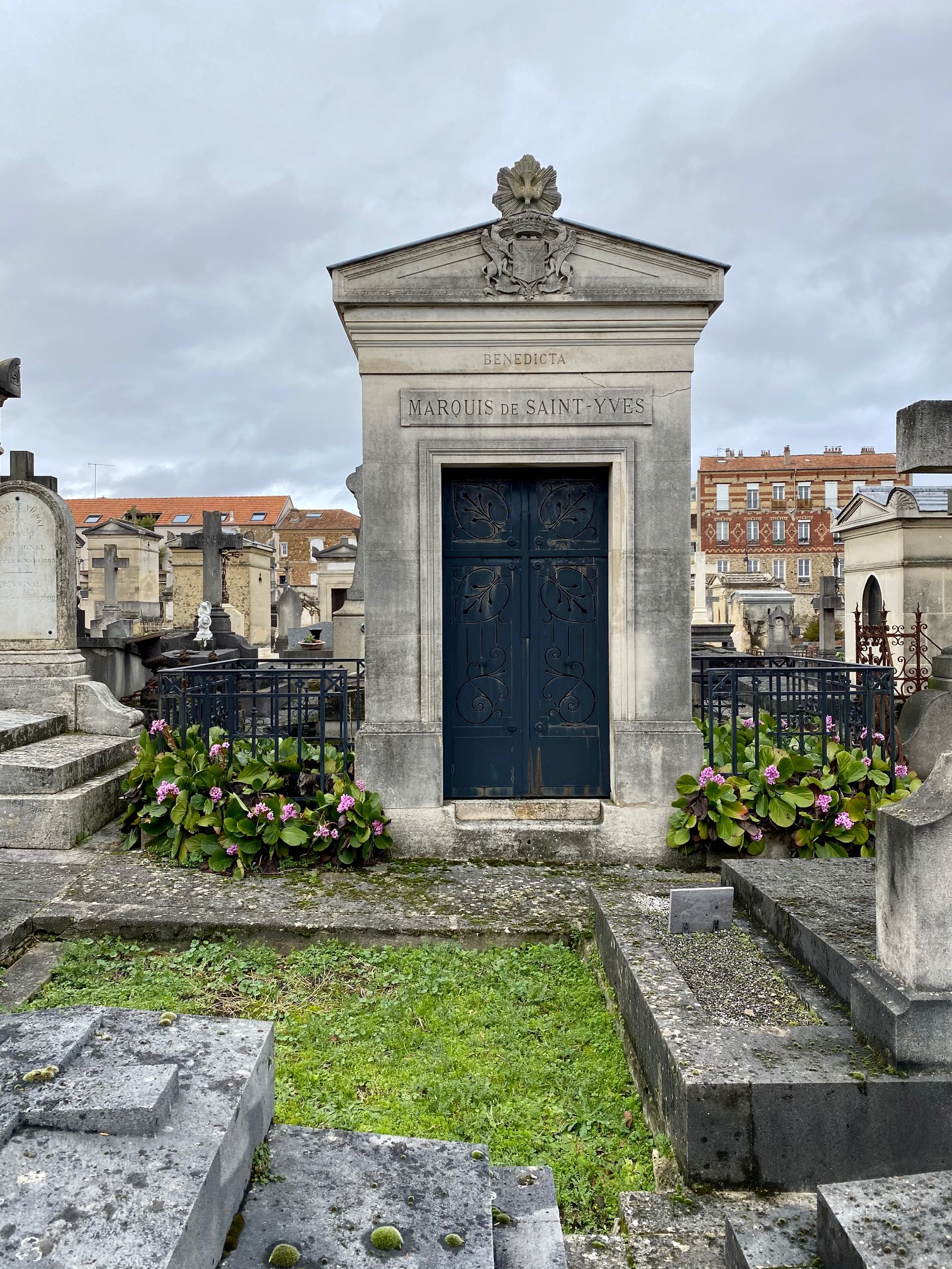 La tombe de Saint-Yves d'Alveydre… - Antipolitique